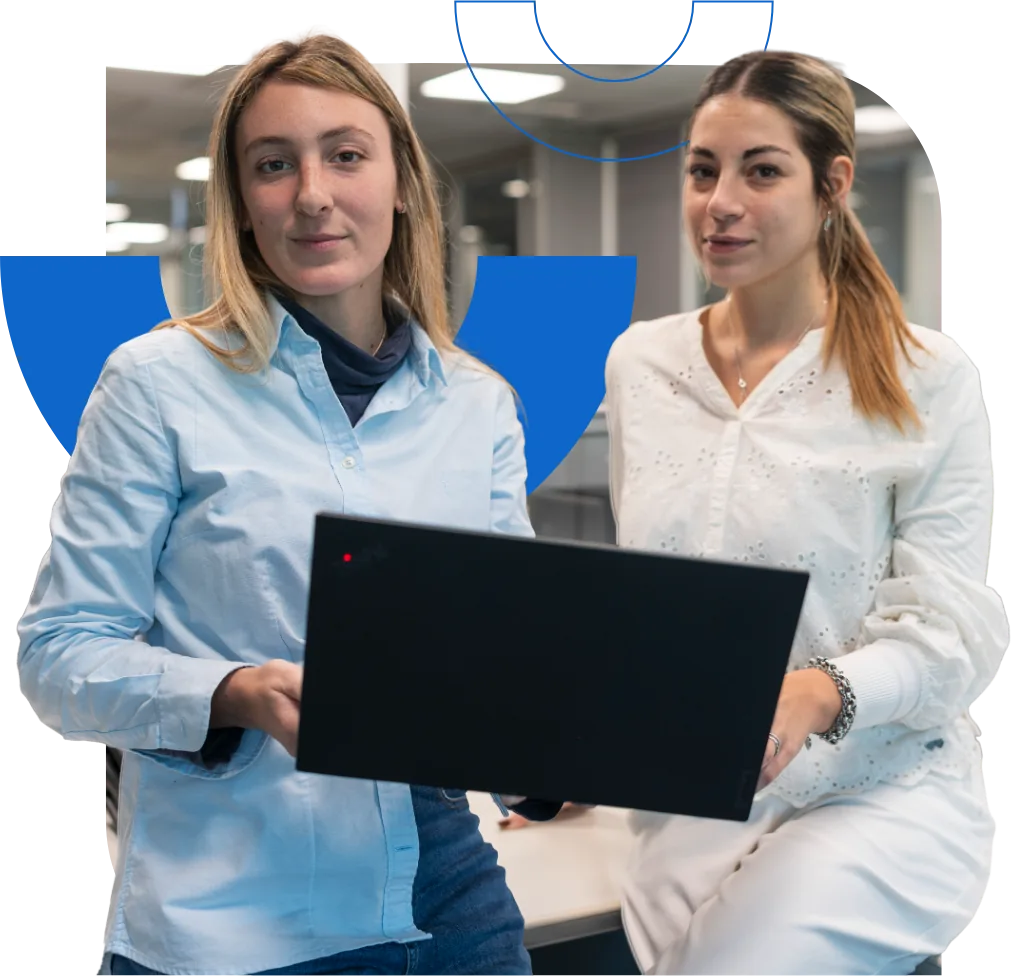 Dos integrantes de Aluar con una notebook