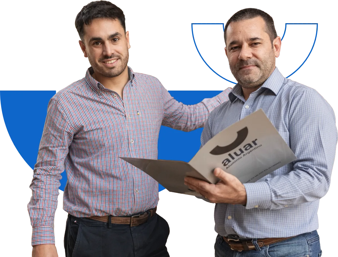Dos integrantes de Aluar revisan una carpeta